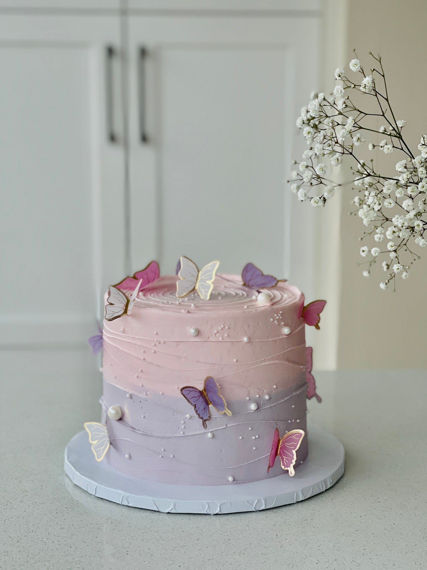 our signature mini cakes with butterfly 🦋 & flower 🌸 isomalt  #BeyondBirthdays . . . #cake #patisserie #baking #instacake #customcake…